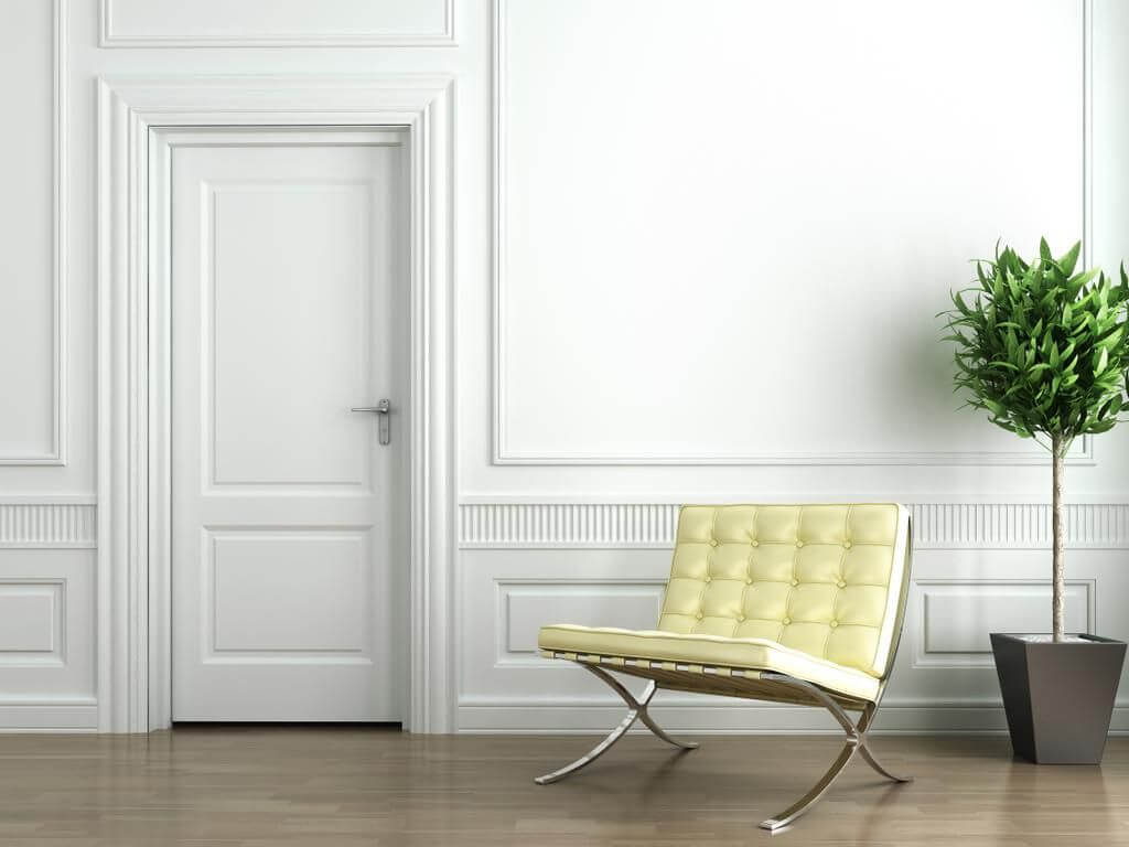 Klasszikus fehér ajtó előtérben modern szék