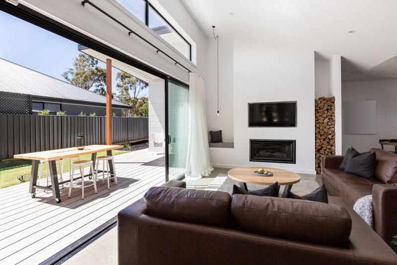 Modern nappali nyitott tolóajtóval a teraszra