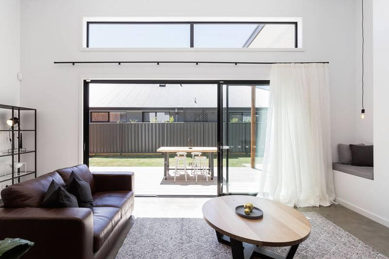 Modern nappali nagyméretű toló teraszajtóval