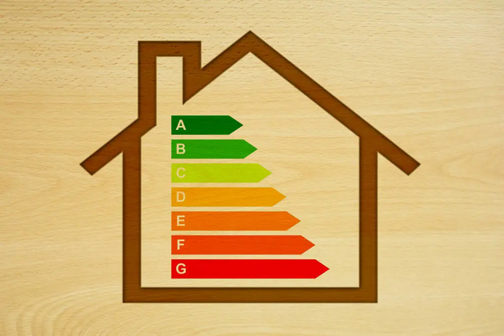 Ház rajzolt körvonala, benne energiahatékonysági besorolás